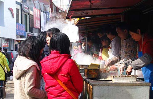 高校周边“黑暗料理”危及学生饮食健康