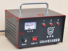 鼠敌牌SD08-M1型自动捕鼠器是“深圳市为民健科技有限公司”根据多年的现场捕鼠经验，历经三年时间研发制造的第三代新型高效捕鼠设备，具有自动控制、电压指示，工作壮态监测，声光报警功能。是在第一、二代捕鼠器的基础上改进而成，新增捕鼠自动断电、间歇送电功能，老鼠死亡倒地自动恢复待机状态，等待下一只老鼠送死、不用专人看管守护，不会烧坏机器，使用更简便、安全、易操作、设计更人性化。

    采用本公司专利智能控制系统自动控制工作，具有过流、过载、过温保护功能，超过额定电流或允许温度机器会自动检测断电，故障排除或温度下降后自动恢复工作，性能稳定，安全可靠。无需装灯泡限流，低碳、节能、环保，捕鼠功率45W，大功率输出既能保证灭鼠效果的同时，又能可靠的限流限温，长期连续工作不会烧坏高压包，与其它捕鼠器相比具有一台顶十台的使用寿命和高性价比，是目前国内最新型的高效灭鼠设备。

图为鼠敌sd08-m1型高压灭鼠器前景图