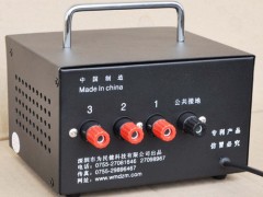 技术优势：

1、精工制造的核心高压包:采用C级纯铜线绕制的隔离升压变压器，具有耐高温，绝缘可靠，性能稳定，经久耐用不烧机等优点，输出功率45W，大功率瞬间击毙，老鼠不会发出哀鸣声，无留下死亡信息，后面的老鼠不会产生警惕性，灭鼠效率更高。

2、电压指示、工作状态监测功能:本机采用的精确白磁钢电压表可监测市电峰值，且可显示机器工作状态，间歇状态下电压归零，工作、待机状态下指示220V，使操作员对机器了如指掌，避免事故的发生，使用寿命达8-10年。

3、柱式旋动捕鼠线接口:绝缘性能更胜一筹，保证操作人员安全的同时，操作更加简便，告别以往的裸露螺丝接线柱，容易触电且会松脱不牢，本机采用的柱形旋动接线端子使用安全方便，不会造成触电，不会松脱，不需要工具紧固。

4、可靠的电源安全保障:采用符合欧美标准的双线电源开关，可同时关闭电源的零线和火线，为操作人员的人身安全提供可靠保障，且自带电源指示功能，指示明确，操作更放心。

5、自动断电功能:老鼠上线毙命后机器自动断电，鼠尸倒地，自动恢复待机状态，等待下只老鼠送死，不用专人看护值守，鼠尸未排除机器再次间歇循环送电，并报警通知操作人员及时排除鼠尸。

6、高压包限温保护功能:当高压包连续工作时间太长，超过安全温度时机器自动切断电源，停止工作，温度恢复后自动启动工作。有效保证了捕鼠器的使用寿命以及杜绝安全事故障的发生。

7、电磁隔离功能:老鼠对电磁场较为敏感，捕鼠器产生的电磁场会通过灭鼠线传播，老鼠靠近捕鼠线时发觉危险不会上线，这是一般的高压灭鼠器灭鼠效果较差的原因。鼠敌牌电子灭鼠器利用电磁波隔离控件能有效解决此问题，它不会引起老鼠的警觉，瞬间将其击毙，其灭鼠效果世界领先。

8、智能限流装置:本机打破传统捕鼠器制造技术，采用本公司最新研发的智能控制系统精确控制输出电流，不用安装灯泡限流，杜绝因错装灯泡改变电流对用户造成的人身危害。

9、外置快速溶断保险装置:有效保障人身安全，保障机器使用寿命，且使用方便，可轻易更换保险芯。

10、金属烤漆外壳、镀铬提手:美观大方、散热性能更胜一筹，结实耐用，移动方便，高成本的制造一切为了用户着想，并非一般市场上偷工减料的捕鼠器所能比拟。

图为鼠敌sd08-m1型高压灭鼠器背景图