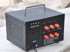 sd08-m3型灭鼠器鼠敌电子猫连续捕鼠器灭鼠器高压六路输出捕鼠区域更大

    技术优势：

1、精工制造的核心高压包:采用C级纯铜线绕制的隔离升压变压器，具有耐高温，绝缘可靠，性能稳定，经久耐用不烧机等优点，输出功率45W，大功率瞬间击毙，老鼠不会发出哀鸣声，无留下死亡信息，后面的老鼠不会产生警惕性，灭鼠效率更高。

2、自动断电功能:老鼠上线毙命后机器自动断电，鼠尸倒地，自动恢复待机状态，等待下只老鼠送死，不用专人看护值守，鼠尸未排除机器再次间歇循环送电，并报警通知操作人员及时排除鼠尸。

3、高压包限温保护功能:当高压包连续工作时间太长，超过安全温度时机器自动切断电源，停止工作，温度恢复后自动启动工作。有效保证了捕鼠器的使用寿命以及杜绝安全事故障的发生。

4、电磁隔离功能:老鼠对电磁场较为敏感，捕鼠器产生的电磁场会通过灭鼠线传播，老鼠靠近捕鼠线时发觉危险不会上线，这是一般的高压灭鼠器灭鼠效果较差的原因。鼠敌牌电子灭鼠器利用电磁波隔离控件能有效解决此问题，它不会引起老鼠的警觉，瞬间将其击毙，其灭鼠效果世界领先。

5、智能限流装置:本机打破传统捕鼠器制造技术，采用本公司最新研发的智能控制系统精确控制输出电流，不用安装灯泡限流，杜绝因错装灯泡改变电流对用户造成的人身危害。

 